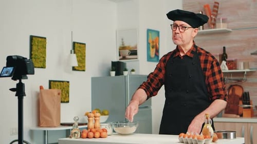 Baker nimmt Video für Podcast auf