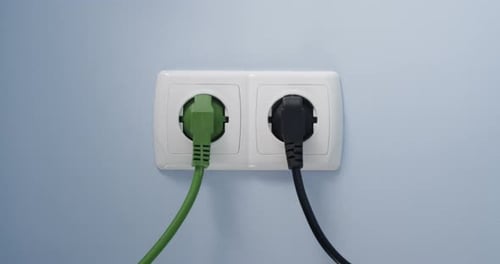 Einfügen von Green Power Plug Power Socket Konzept der Entwicklung Erneuerbare Energien Globale Erwärmung