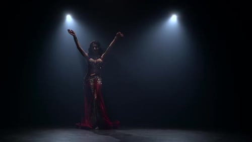 Torso der Frau, Bauchtänzerin, tanzend, modern Smoke-Hintergrund