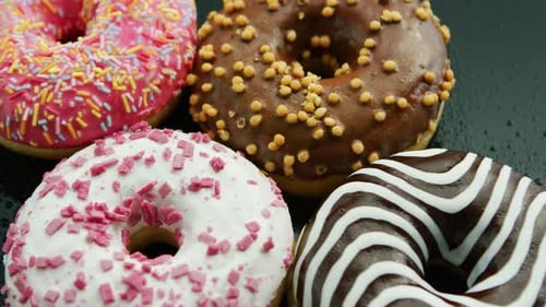 Glasierte süße Donuts in