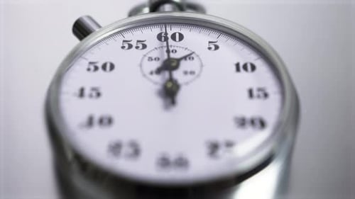 Imagen macro de un cronómetro analógico mecánico retro metálico clásico