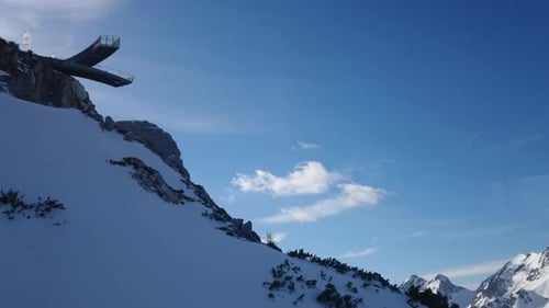 Plate-forme d'observation Alpspix à la station de montagne Alpspitzbahn en Allemagne vue depuis le téléphérique 4k vidéo