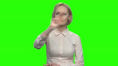 Camiseta de mujer de negocios trabajando con pantalla de realidad virtual invisible