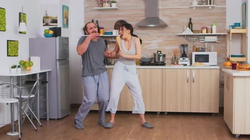Fröhliches Paar tanzt