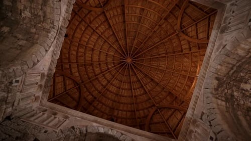 Plan rotatif d'un ancien plafond en bois dans les ruines romaines de la ville jordanienne de Jerash
