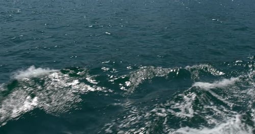 Aufwachen des Frachtschiffs auf der Wasseroberfläche
