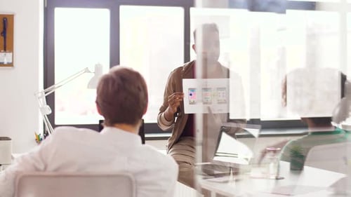 Designer zeigt Kollegen UI-Design-Vorlage 41