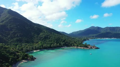 Luftbild oben Zusammenfassung eines entspannenden touristischen Strandausflugs am blauen Meer und weißem Sandhintergrund eines Dayo