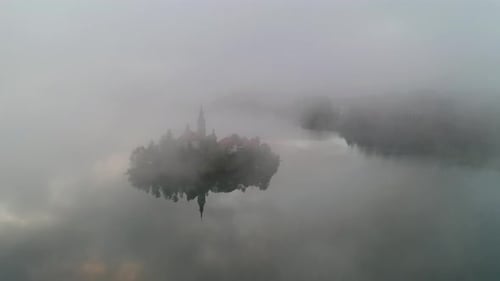 An einem schönen Morgen über den Bleder See fliegen