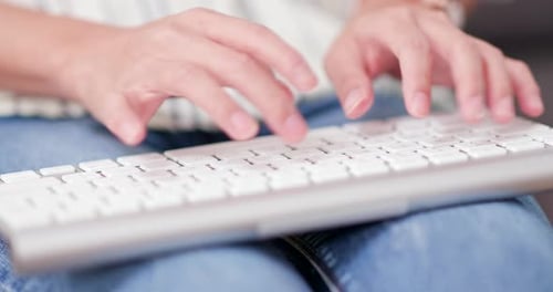 Femme travaillant sur ordinateur