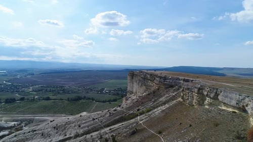 Beau fond naturel : montagne et champs verts