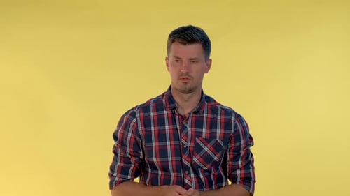 Gut aussehender Mann zählt etwas am Finger