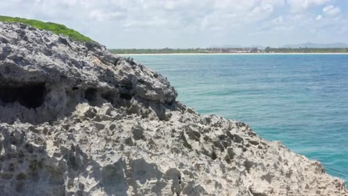 Luftaufnahmen der unberührten Naturlandschaft auf einer spektakulären Insel