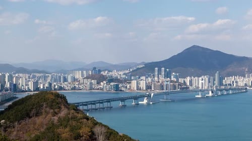 Zeitraffer Busan City durch Brücke über den Seehafen verbunden