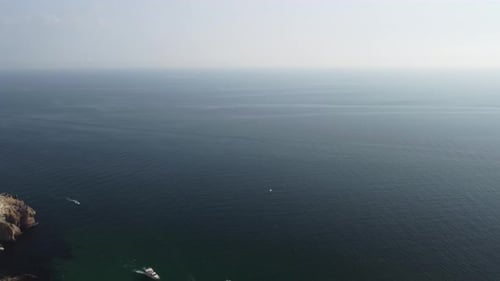 Vue panoramique aérienne du paysage marin avec une mer d'azur cristalline et des côtes rocheuses