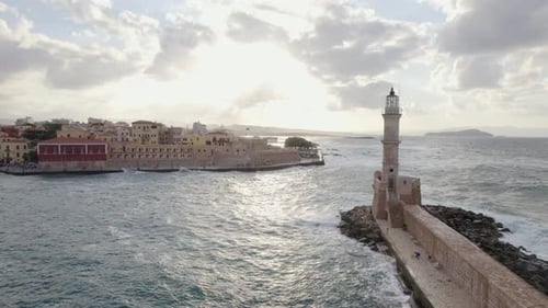 Drohnen-Filmaufnahme des Leuchtturms von Chania Malerischer Sonnenuntergang. Venezianischer Hafen