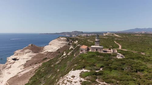 Orbit de vue aérienne du phare au sommet de la falaise par une journée d'été ensoleillée