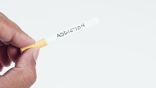 Tenez une cigarette avec une dépendance à