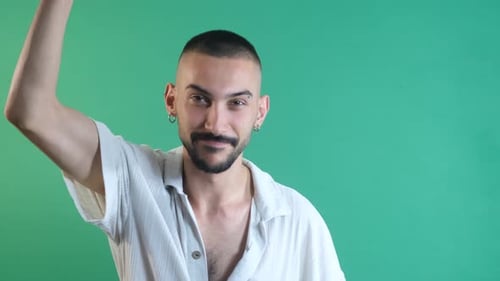 Siegeszeichen Mann macht
