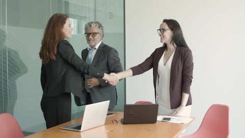 Empresários sorridentes e amigáveis fechando negócio