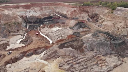 Extracción de minerales. Cantera a cielo abierto con mucha maquinaria, vista aérea de Zumbido.