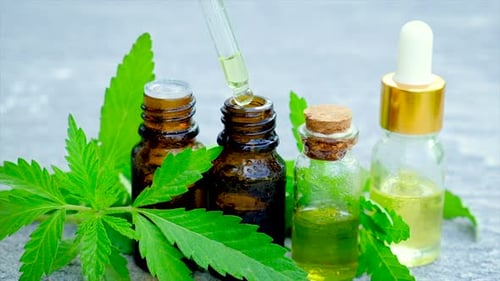 Extrato de cannabis em uma pequena garrafa