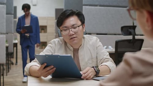 Jovens empresários multiétnicos trabalhando com gráficos