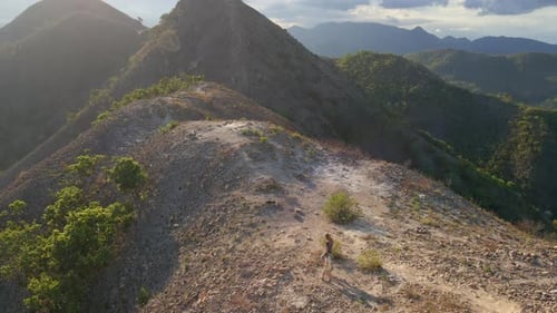 Slowmotion-Luftaufnahme eines Familientrekkings in den Bergen. Konzept des Wanderns