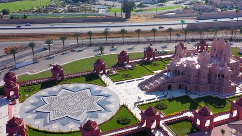 Voler et faire un panoramique au temple hindou BAPS Shri Swaminarayan Mandir à Chino, en Californie