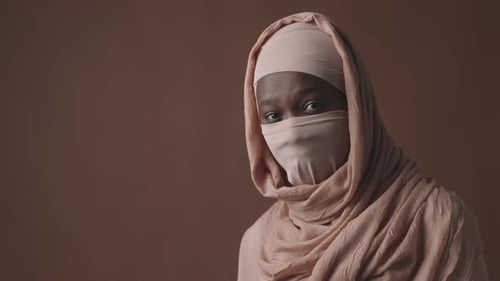 Afrikanerin mit bedecktem Gesicht trägt Hijab