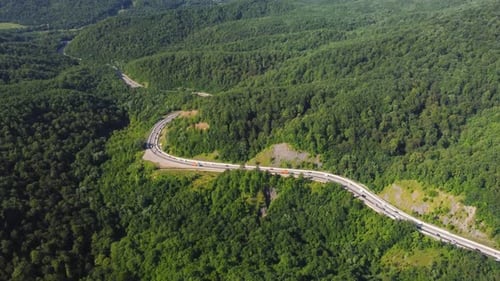 eine Autobahn in den Bergen