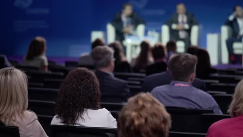 Conferência de negócios e público na sala de conferências