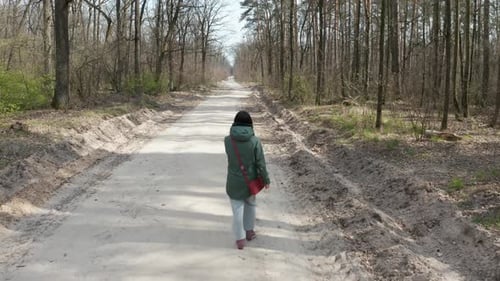 Mädchen spaziert im Frühlingswald.
