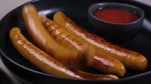 Grillwürste mit Tomatensauce