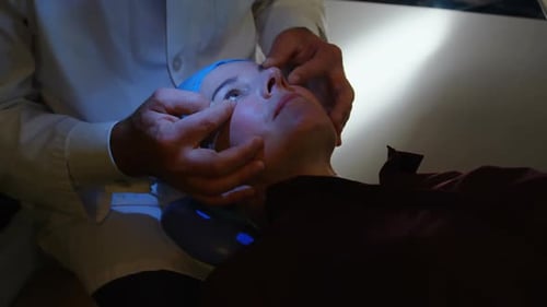 Optiker untersucht Patientenaugen in der Klinik 4k