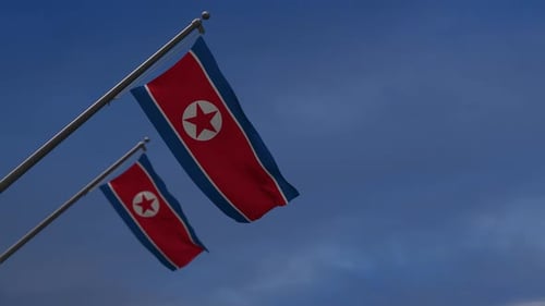 Banderas de Corea del Norte en el cielo azul - 2K