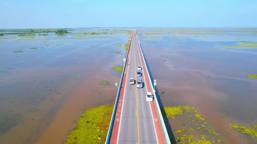 Das
Drohnenvideo der Straße führt durch ein großes wunderschönes Feuchtgebiet.