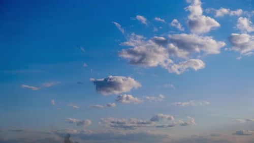 El lapso de tiempo de las nubes blancas se mueve y se disuelve en el espacio nublado del cielo azul