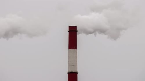 Rohr, dicke Rauchwolken in der Luft, Wärmekraftwerk, Abdampf, Luftverschmutzung