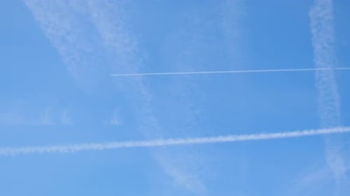 Rayures dans le ciel d'un avion