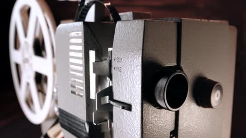 Altmodischer 8-mm-Filmprojektor, der einen Bandfilm