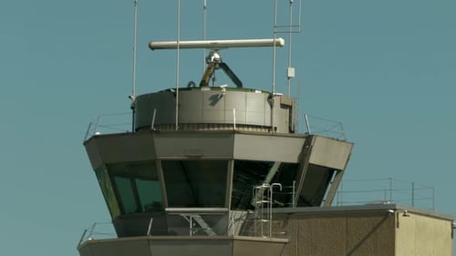 Kontrollturm am Flughafenterminal