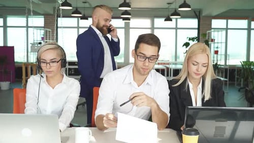 Brainstorming der Zeit der Menschen im Light Office