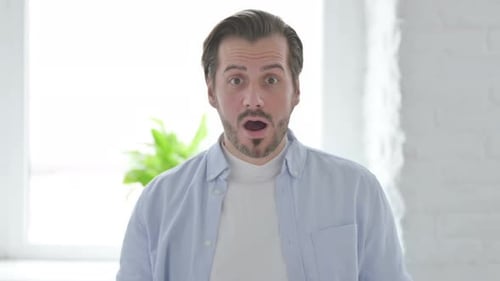 Porträt eines angespannten jungen Mannes unter Schock