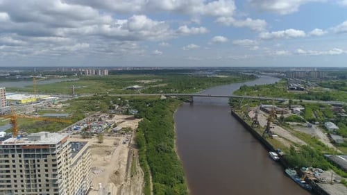 Vue aérienne de la ville au bord de la rivière 02