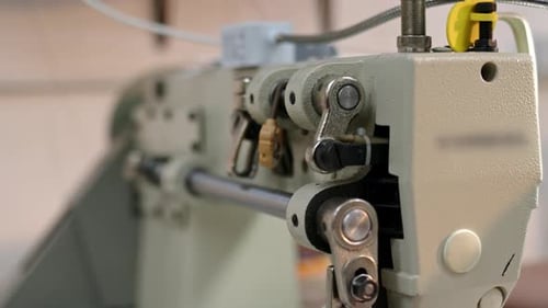 Nahaufnahme der funktionierenden Nähmaschine während des Tages im Sonnenlicht