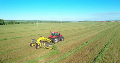 Roter Traktor im Feld