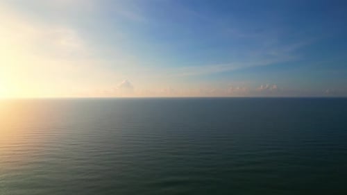 4K Drohnen-Luftaufnahme von wunderschönen Meereswellen, fliege über das Meer