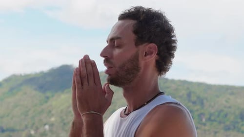 Un hombre barbudo y pacífico dice en voz baja que la oración mira hacia arriba, al hermoso cielo con esperanza mientras ora