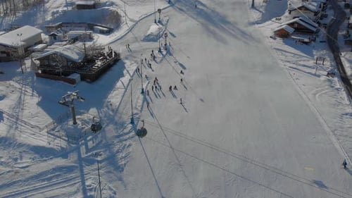 Photos aériennes des habitants des stations de ski et des remontées mécaniques en hiver, ainsi que des arbres et des maisons d'un